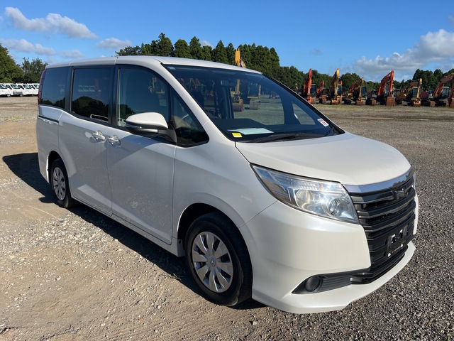 2014 年 Toyota NOAH Minivan