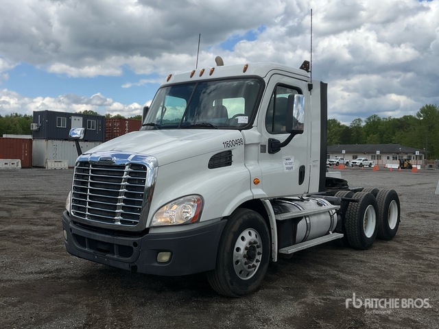 2016 Freightliner Cascadia 113 6x4 T/A Day Cab Truck Tractor