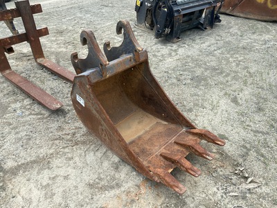 24 in Digging Excavator Bucket
