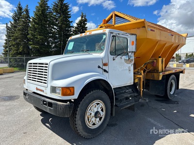 1991 International 4700 4x2 Spreader Truck