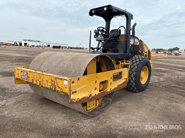 2015 Cat CS56B Smooth Drum Compactor | Ritchie Bros. Auctioneers