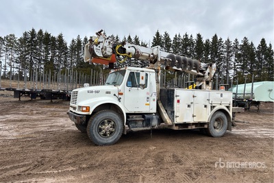2000 commander 4047 on 2000 International 4900 4x2 Digger Derrick Truck