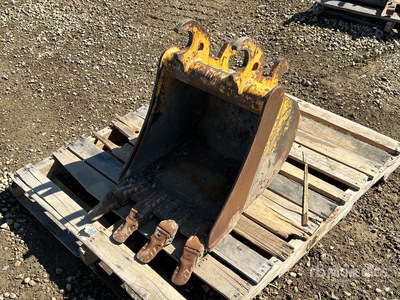 Brandt  18 in Q/C Digging Excavator Bucket - Fits John Deere 35G