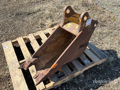 Brandt  12 in Digging Excavator Bucket - Fits John Deere 310J / 410J