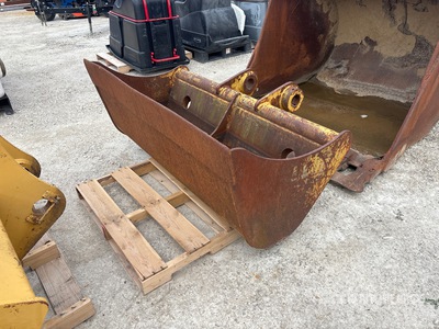 66 in Digging Excavator Bucket