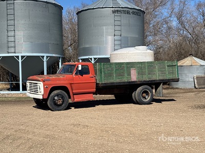 1968 Ford 500 4x2 1500 Gallon Poly Tank Camion à grains