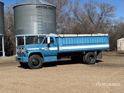 1975 GMC 6000 4x2 Camion à grains