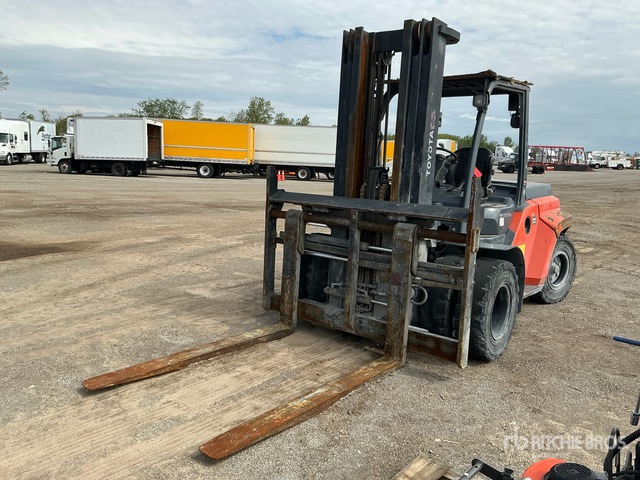 2017 Toyota 8FD70U 13200 lb Pneumatic Tire Forklift (Inoperable)