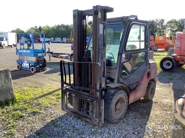 2018 Toyota 8FDU32 6020 lb Pneumatic Tire Forklift (Inoperable)