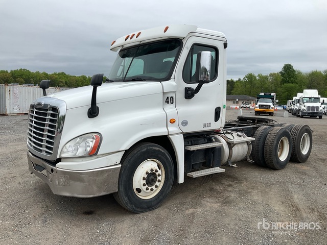 2015 Freightliner Cascadia 125 6x4 T/A Day Cab Truck Tractor