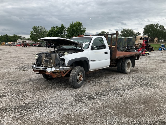 2005 GMC Sierra 3500 4x4 Flatbed Truck 2005 GMC Sierra 3500 4x4 Flatbed Truck
