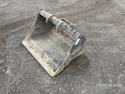 36 in Q/C Cleanup Excavator Bucket - Fits Bobcat E35