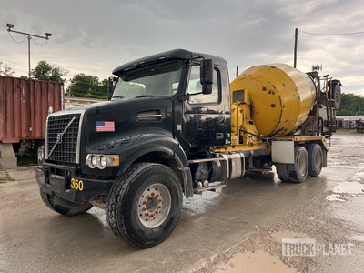 2013 VOLVO VHD 8x4 Camion hormigonera