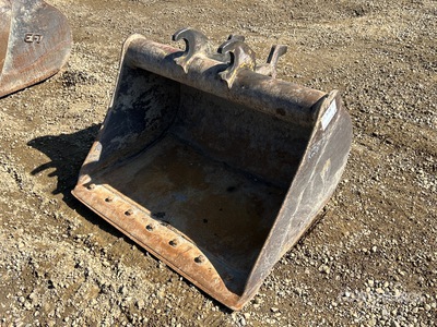 Brandt  42 in Q/C Cleanup Excavator Bucket - Fits John Deere 60G