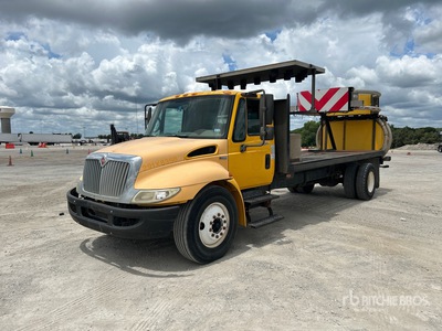 2009 International 4300 4x2 شاحنة مليّن اصطدام