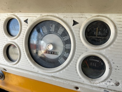 1976 Ford F-700 Camion cisterna de agua