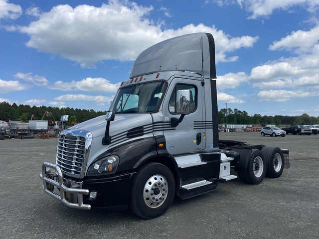 2016 Freightliner Cascadia 113 6x4 T/A Day Cab Truck Tractor