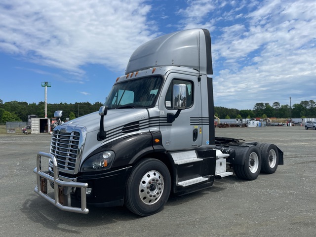 2016 Freightliner Cascadia 113 6x4 T/A Day Cab Truck Tractor
