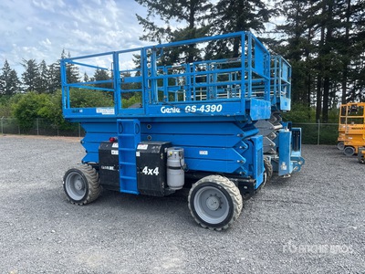 2017 Genie GS4390RT 4x4 Dual Fuel Piattaforma aerea verticale
