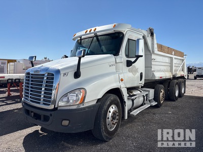 2010 Freightliner Cascadia 125 6x4 Camion à benne basculante Tridem (Inoperable)