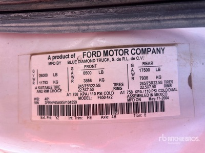2005 Ford F-650 XL 2000 gal 4x2 Camion à eau