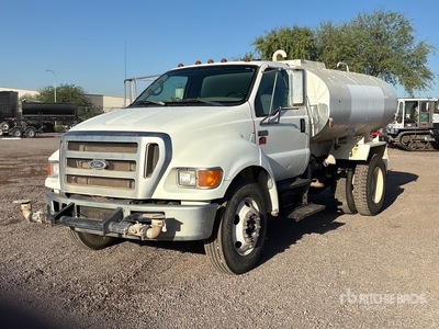2005 Ford F-650 XL 2000 gal 4x2 Camion cisterna de agua