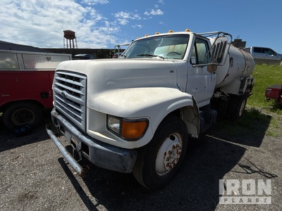 1997 Ford F-800 4x2 S/A Water Truck