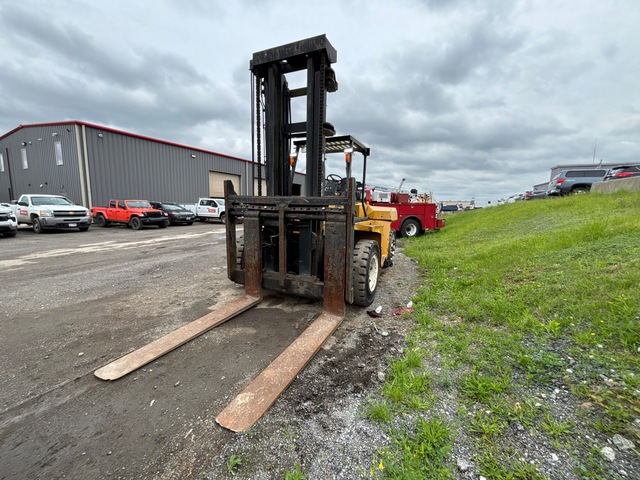 1995 Cat DP135 30000 lb Pneumatic Tire Forklift