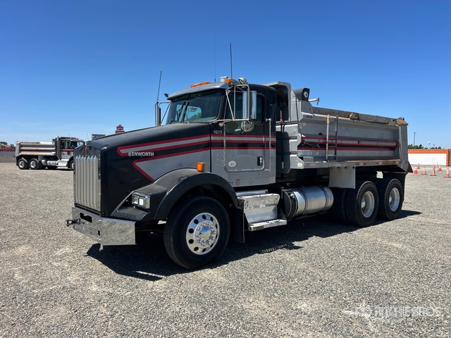 2014 Kenworth T800 6x4 T/A Dump Truck