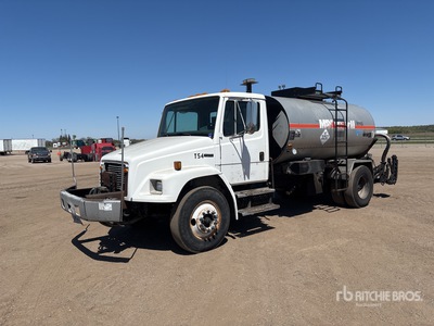 Rosco 1950 gal on 2002 Freightliner FL 70 4x2 アスファルト運搬トラック
