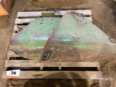 Quantity of (2) Tractor Fender Pièces diverses