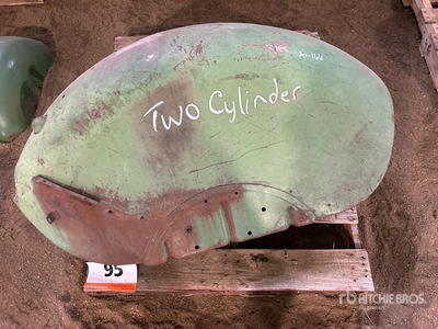 Quantity of (2) Tractor Fender Pièces diverses