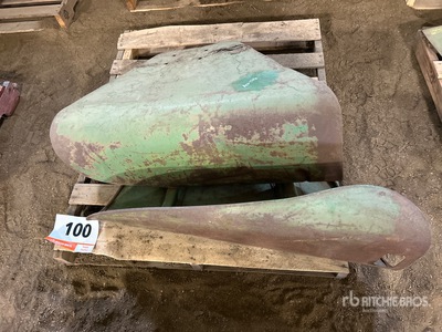 Quantity of (2) Tractor Fender Pièces diverses