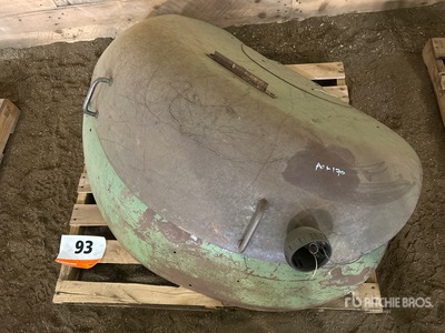 Quantity of (2) Tractor Fender Pièces diverses