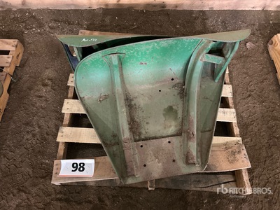 Quantity of (2) Tractor Fender Pièces diverses