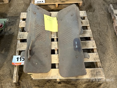 Quantity of (2) Tractor Fenders Pièces diverses