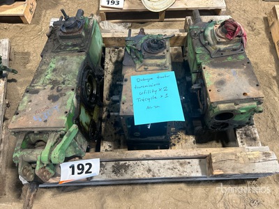 Quantity of (3) Dubuque Tractor Transmissions Pièces diverses
