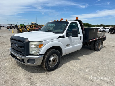 2012 Ford F-350 4x2 شاحنة مسطحة (Inoperable)