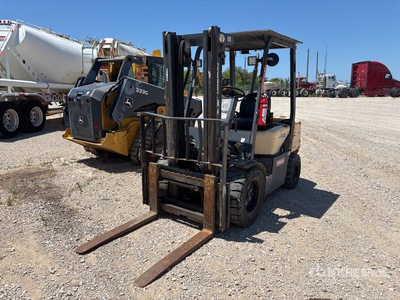 2000 Daewoo D30S-3 5550 lb Pneumatic Tire Chariot Élévateur (Inoperable)