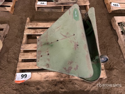 Quantity of (2) Tractor Fender Pièces diverses