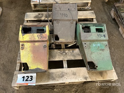 Quantity of (3) Tractor Parts Pièces diverses