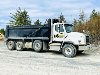 2022 Freightliner 114SD شاحنة قلابة /ثلاثة محاور