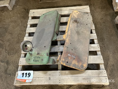 Quantity of (2) Tractor Fender Pièces diverses