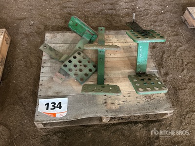 Quantity of (3) Tractor Steps Pièces diverses