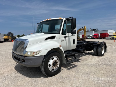 2007 International 4200 4x2 Roll-Off Truck