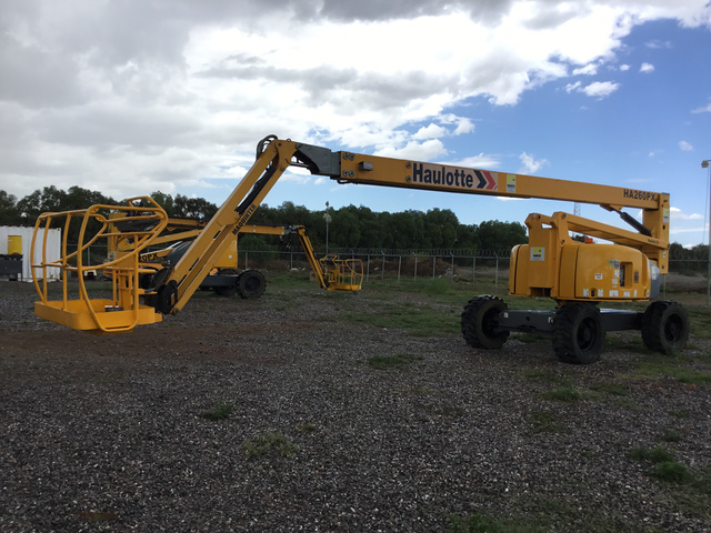 2013 Haulotte HA260PX 4WD Diesel Articulating Boom Lift 2013 Haulotte HA260PX 4WD Diesel Articulating Boom Lift