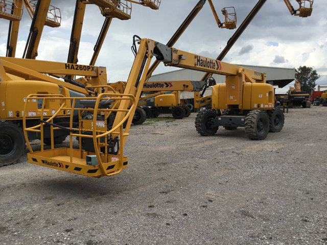 2015 Haulotte HA260PX 4WD Diesel Articulating Boom Lift 2015 Haulotte HA260PX 4WD Diesel Articulating Boom Lift