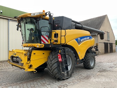 2012 New Holland CR8080 Combine Harvester