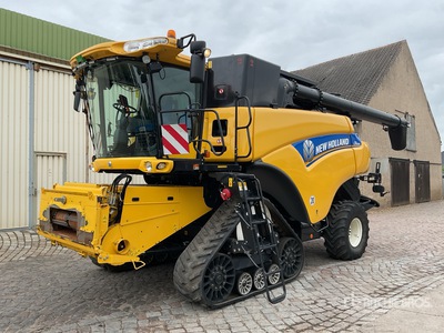 2014 New Holland CR8080 Combine Harvester