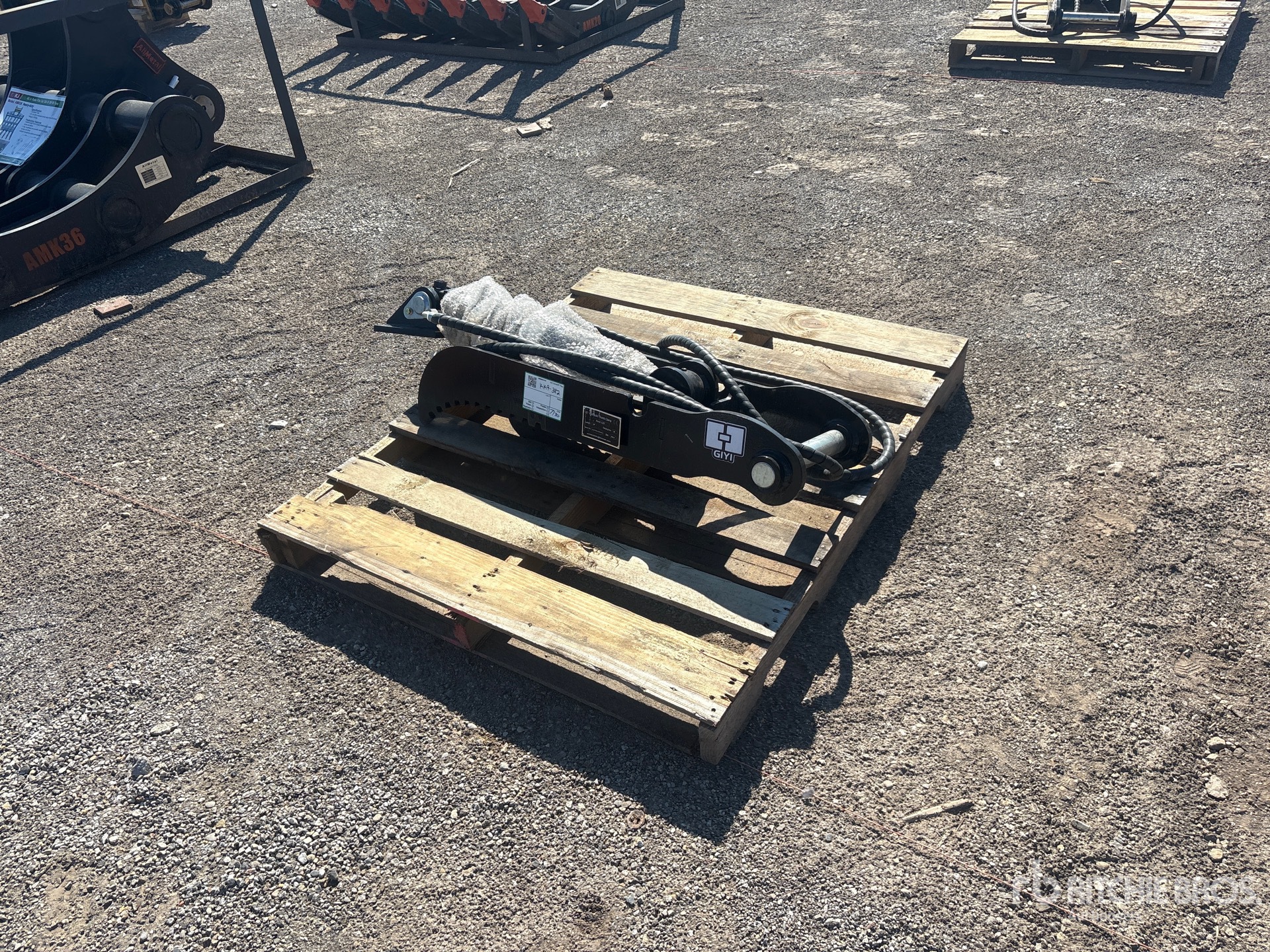 2026 GIYI GY-XJ5T 12 in Hydraulic Excavator Thumb (Unused)